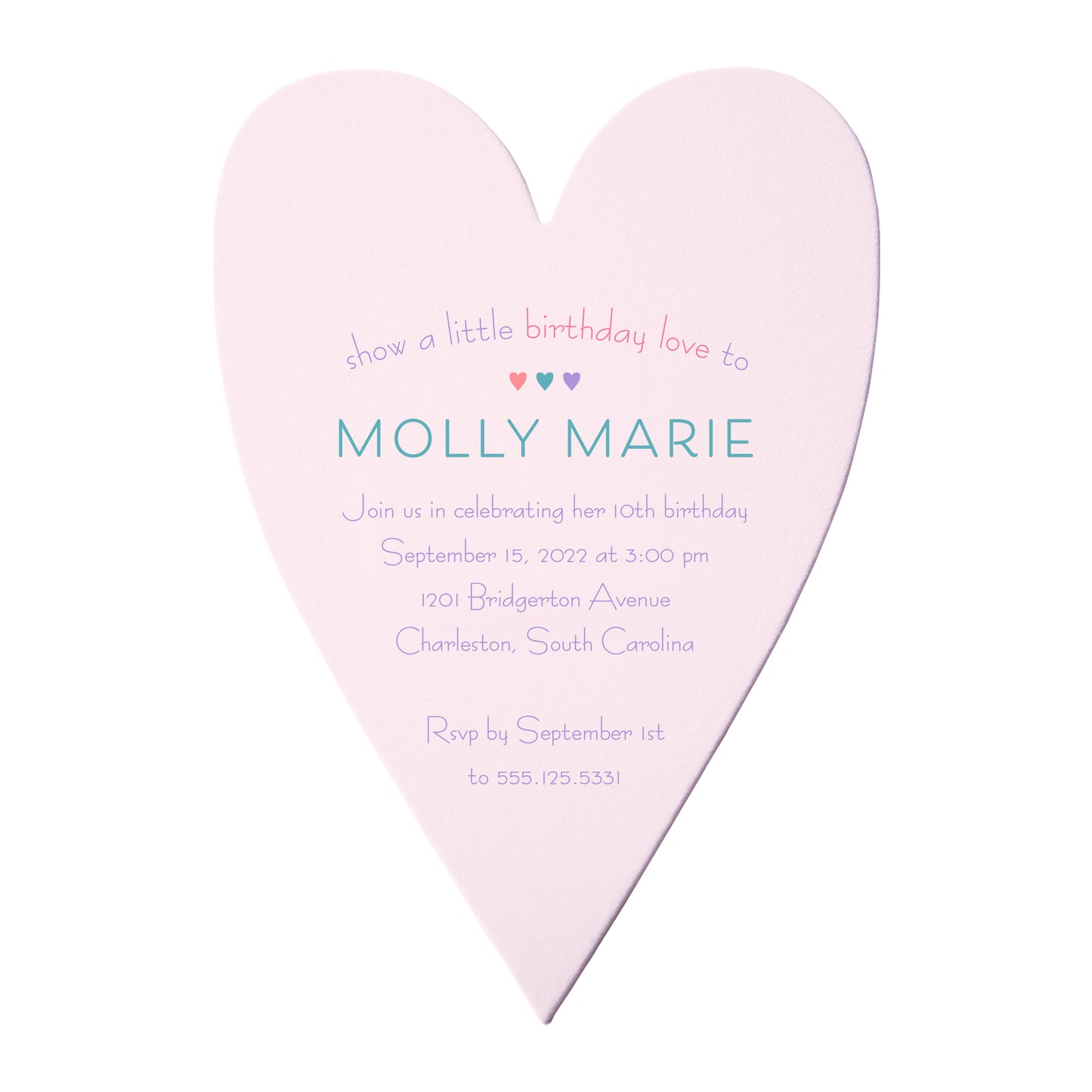 Une petite invitation à une fête d'anniversaire en forme de coeur d'amour